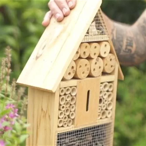 So zauberst du ein Bienenhotel